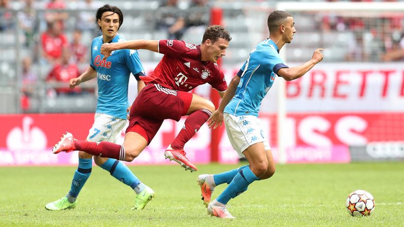 Tough times: Pavard in action against Napoli (©AFP)