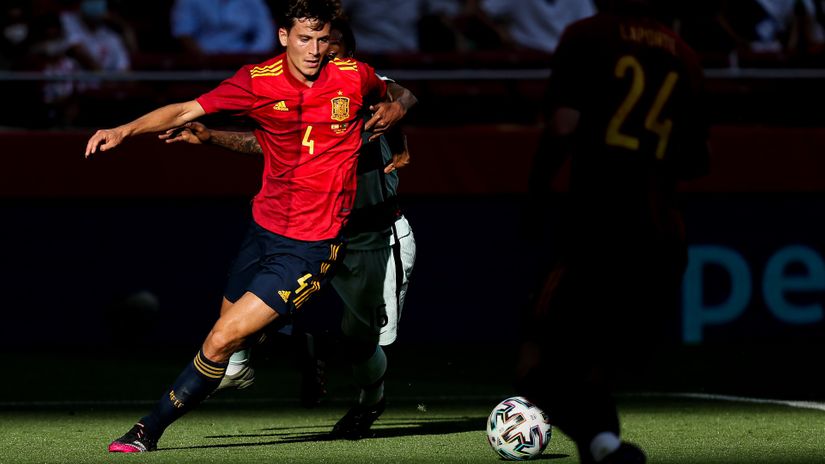 Pau Torres in action for Spain (©David S. Bustamante/Soccrates/Getty Images)