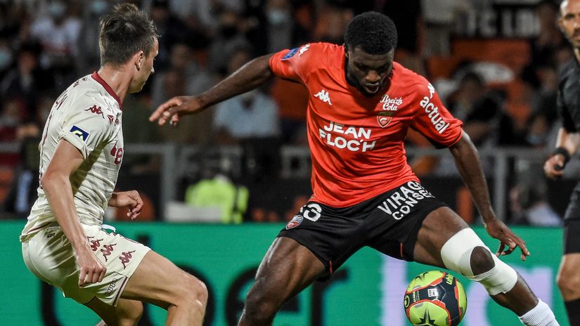 Terem Moffi controls the ball during the Monaco clash (©AFP)