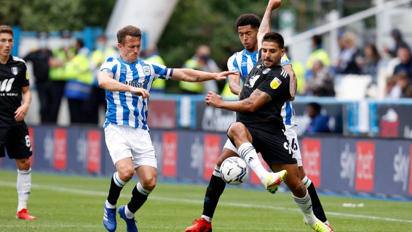 Mitrovic confronts Huddersfield players (©John Early/Getty Images)