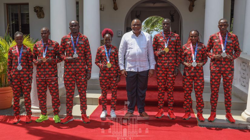 President Uhuru Kenyatta alongside the Kenyan athletes at State House © State House Kenya