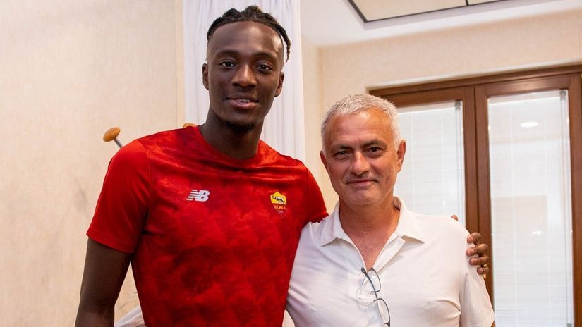 Abraham with Mourinho (©AS Roma Twitter account)