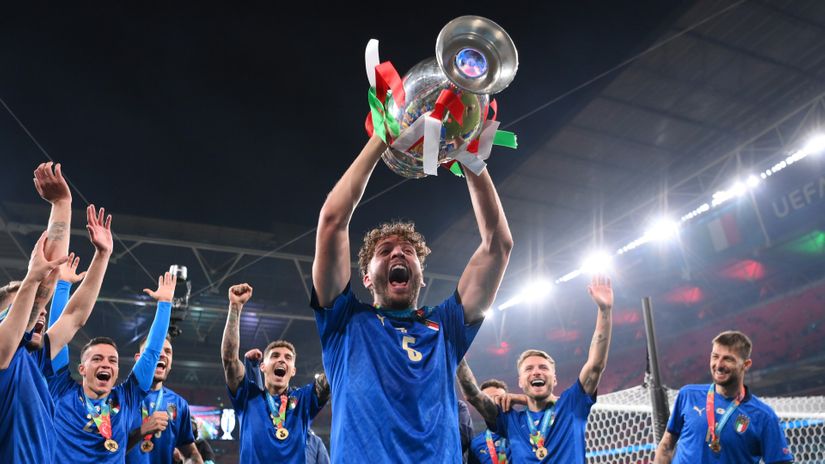 Locatelli with the Euro 2020 trophy (© Laurence Griffiths/Getty Images)