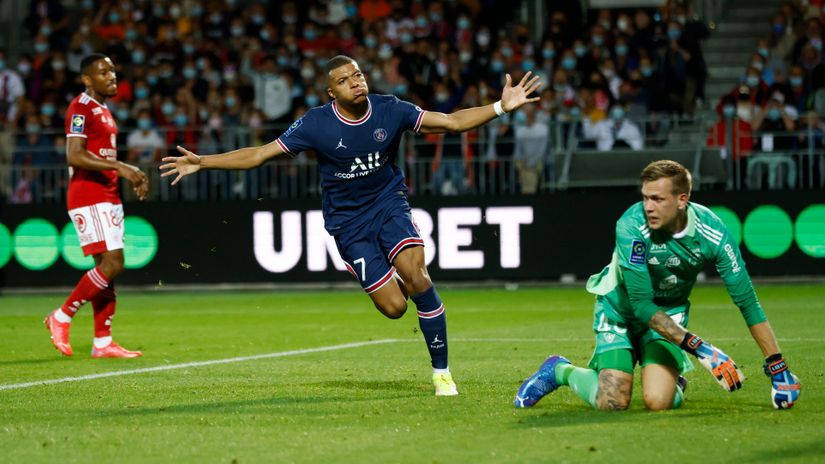 Kylian Mbappe scores against Brest (©REUTERS/Stephane Mahe)