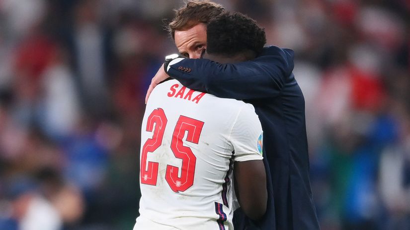 Southgate hugs Saka after EURO 2020 finals (© Laurence Griffiths/Getty Images)