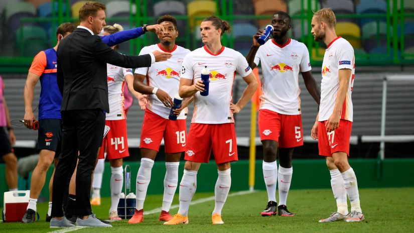 Nagelsmann gives instructions to Sabitzer and Upamecano while they were at RB Leipzig (©Lluis Gene/Getty Images)