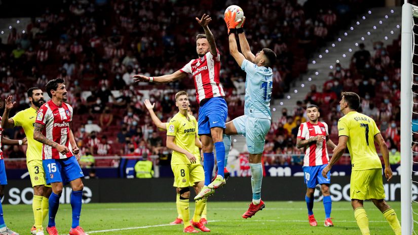 Saul Niguez jumps for a ball against Villareal (©Gallo Images)