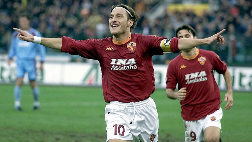 Francesco Totti celebrates with Vincenzo Montela in the back (©Alessandro Sabattini/Getty Images)