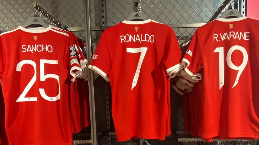 Ronaldo's kit between Sancho's and Varane's (©Manchester United)