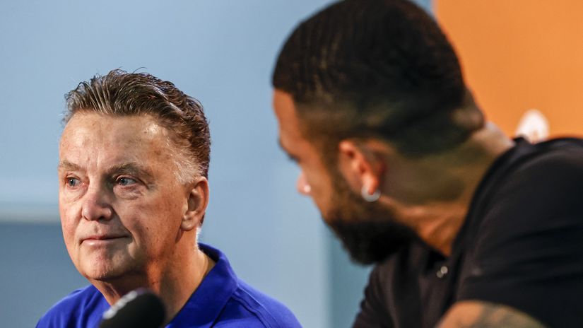 Louis Van Gaal and Memphis Depay at a press conference (©ANP Sport - Getty images)