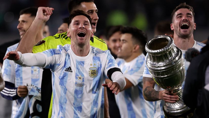 Messi celebrates with his teammates (© Juan I. Roncoroni - Pool/Getty Images)