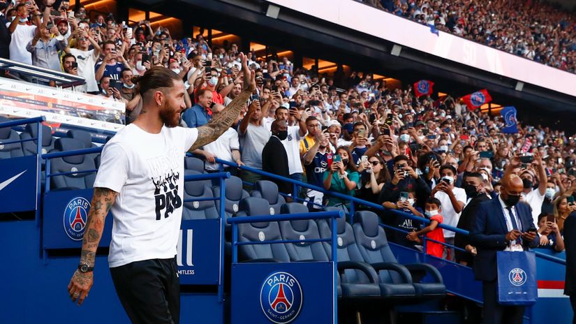 Sergio Ramos in front of PSG fans a month ago (©Catherine Steenkeste/Getty Images)