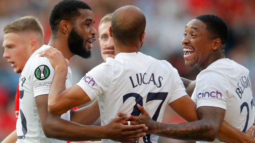 Lucas Moura celebrates scoring their first goal with teammates (©REUTERS/Stephane Mahe)