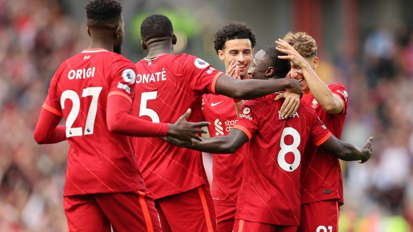 Keita celebrates his goal with teammates (©Clive Brunskill/Getty Images)