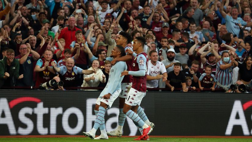 Aston Villa players celebrate in front of packed Villa Park (©James Williamson - AMA/Getty Images)