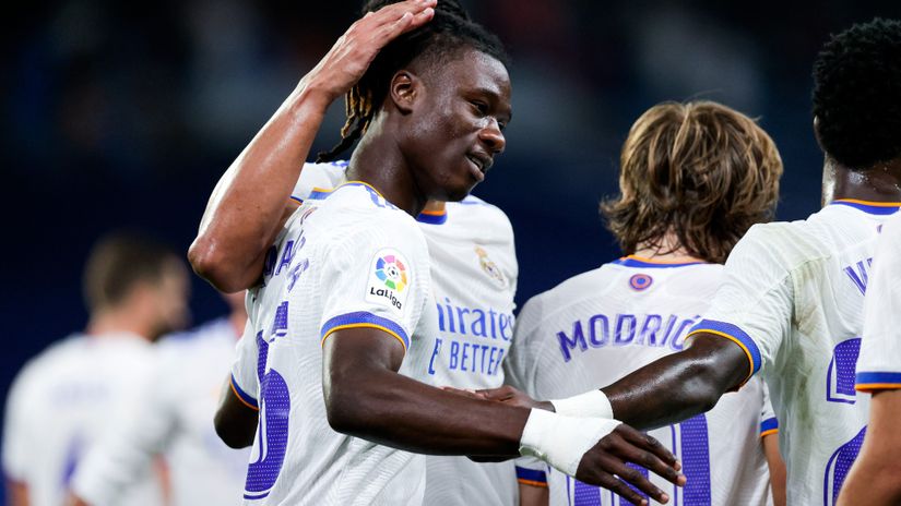 Camavinga celebrates with his teammates (©David S. Bustamante/Soccrates/Getty Images)