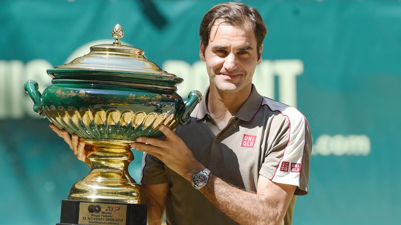 Roger Federer celebrating his Halle Open win in 2019 (©AFP)