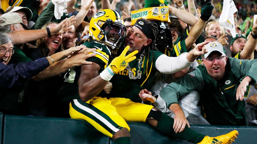 Aaron Jones celebrating with Green Bay fans (©AFP)