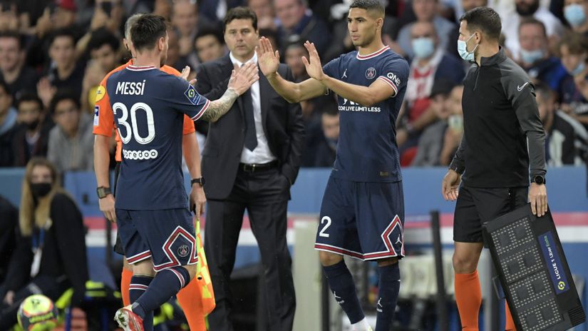 Pochettino watches as Messi is replaced with Hakimi (©ANP Sport via Getty Images)