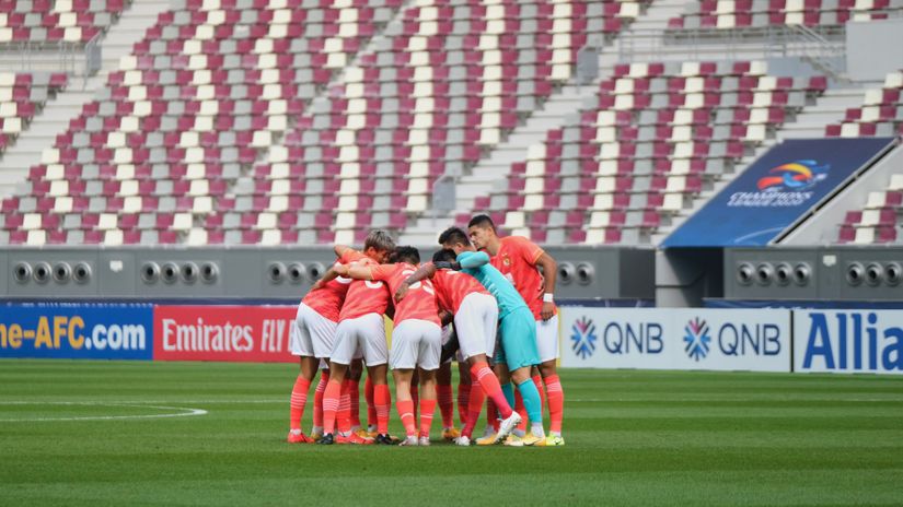 Guangzhou Evergrande huddle (©Simon Holmes/Getty Images)