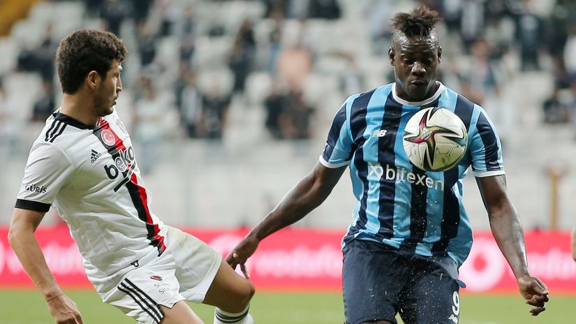 Mario gets away from Besiktas defenders (©Gallo Images)