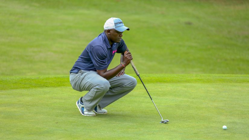 A golfer lines his put ©courtesy
