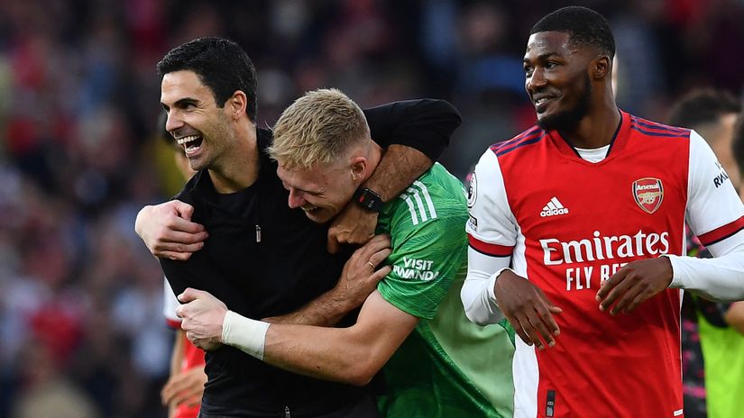 Arteta celebrating with Ramsdale and Maitland-Niles (©AFP)