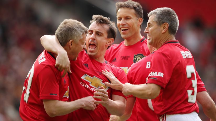 Neville celebrates with Solskjaer, Irwin and Johnsen (©Matthew Ashton - AMA/Getty Images)