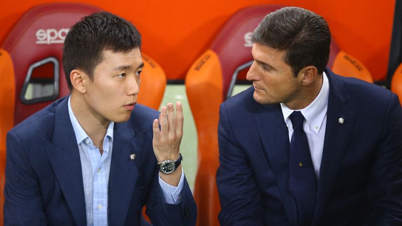 Steven Zhang with club legend Javier Zanetti (©AFP)