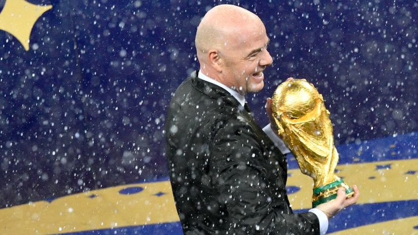 FIFA president Gianni Infantino with the World Cup in 2018 (©AFP)