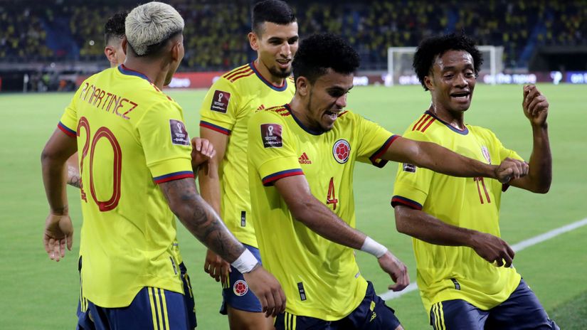 Players of Colombia celebrate after Luis Diaz (#4) scored the third goal of their team during a match between Colombia and Chile as part of South American Qualifiers for Qatar 2022 (©Jairo Cassiani/Vizzor Image/Getty Images)