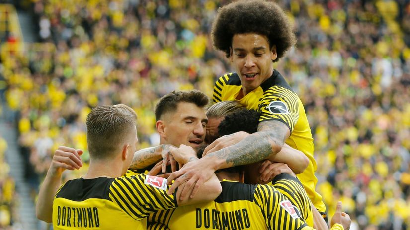 Dortmund players celebrate today (© REUTERS/Leon Kuegeler)