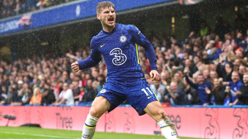 Timo Werner celebrates after scoring in front of packed Stamford Bridge (©Chloe Knott - Danehouse/Getty Images)