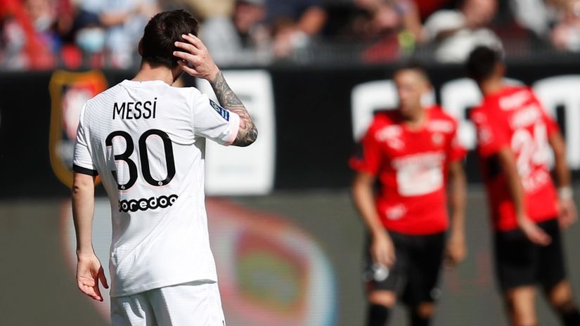 Messi watches Rennes players celebrate (©Gallo Images)
