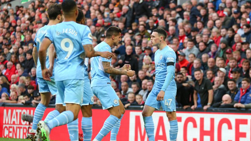 City players celebrate Foden's goal against Liverpool (© Robbie Jay Barratt - AMA/Getty Images)