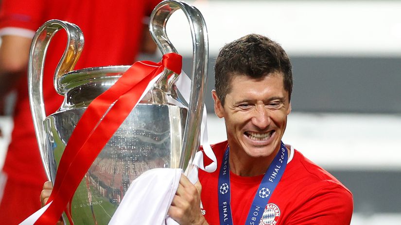 Robert Lewandowski with the UCL trophy (©Matt Childs/Pool via Getty Images)