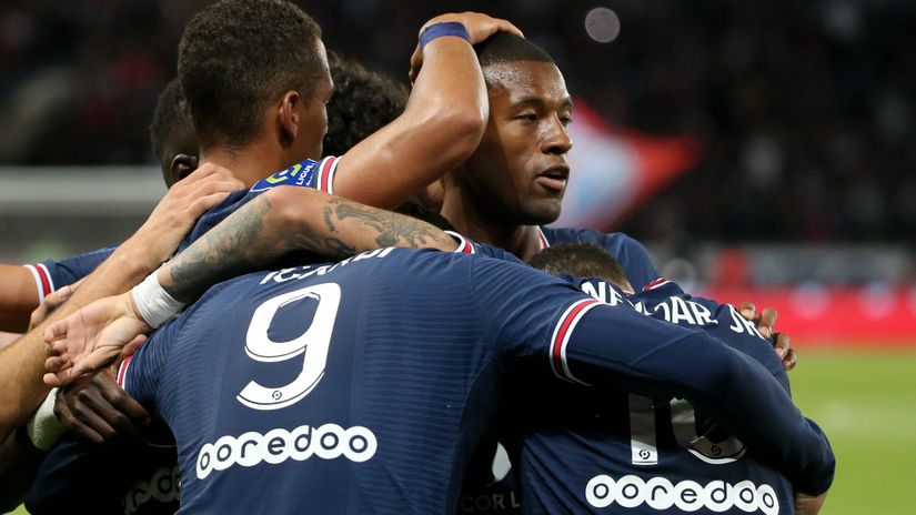 Wijnaldum with his PSG teammates celebrating a goal (©John Berry/Getty Images)