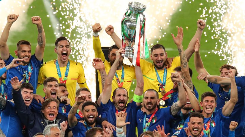 Italy celebrates EURO 2020 win (© Robbie Jay Barratt - AMA/Getty Images)