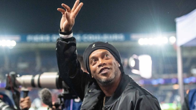 Ronaldinho at Parc des Princes tonight (© Sebastian Frej/MB Media/Getty Images)