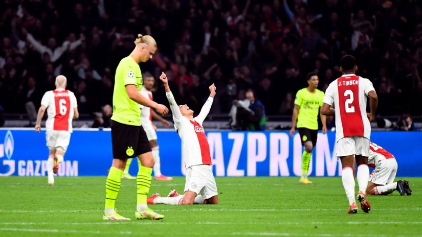 Haller on the knees celebrates, while Haaland is in despair (©REUTERS/Piroschka Van De Wouw)