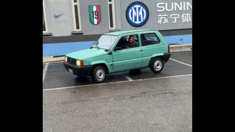 Arturo Vidal arrives to Inter training centre in his Fiat Panda (©Twitter/SC)