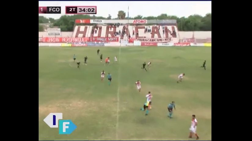 Players and referees storm off the pitch due to a shooting (©Twitter/InteriorFut/SC)