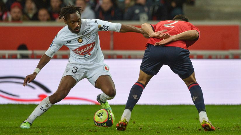 Angers' Souleyman Doumbia fights for the ball with Lille's Turkish defender Zeki Celik (©AFP)
