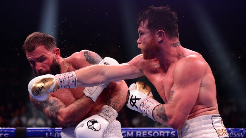 Alvarez (right) defeated Plant (left) with a 11th-round KO (©Gallo Images)