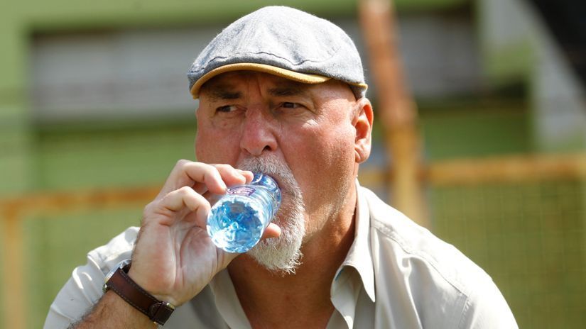 Beleaguered Aussems shields his charges