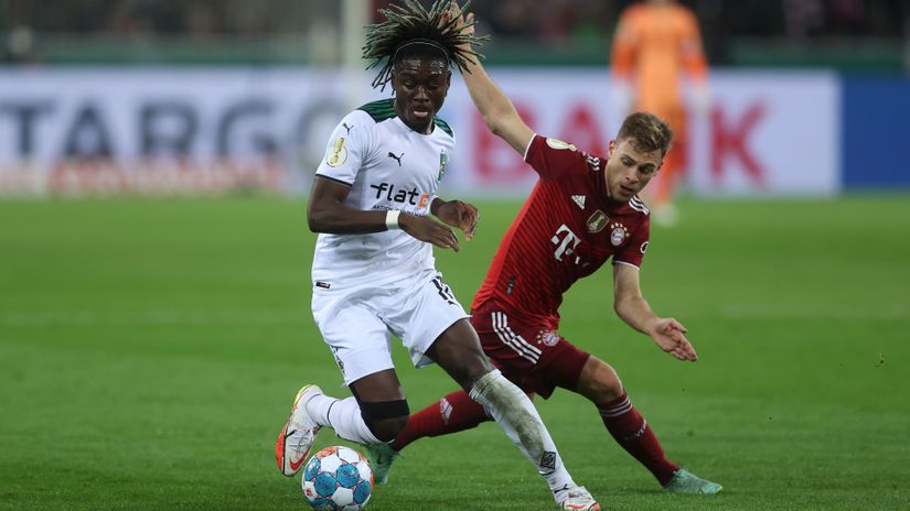 Kimmich in action against Kone of Borussia Moenchengladbach (©Lars Baron/Getty Images)