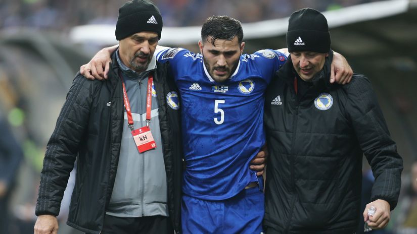 Kolasinac being taken off the pitch (©REUTERS/Dado Ruvic)