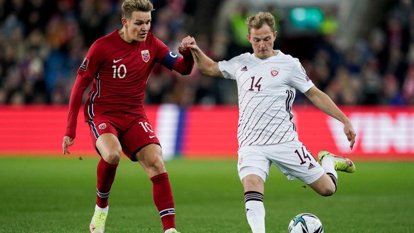 Odegaard tackles Latvian player Cigankis (©AFP)