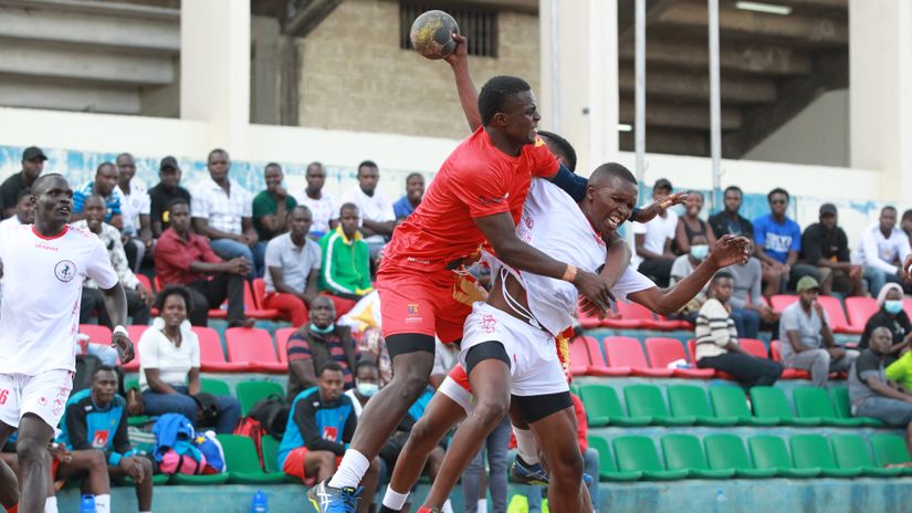 Prevailer Muhani tackles Ulinzi's Musa Munyasia ain a KHF league match © Mozzart Sport