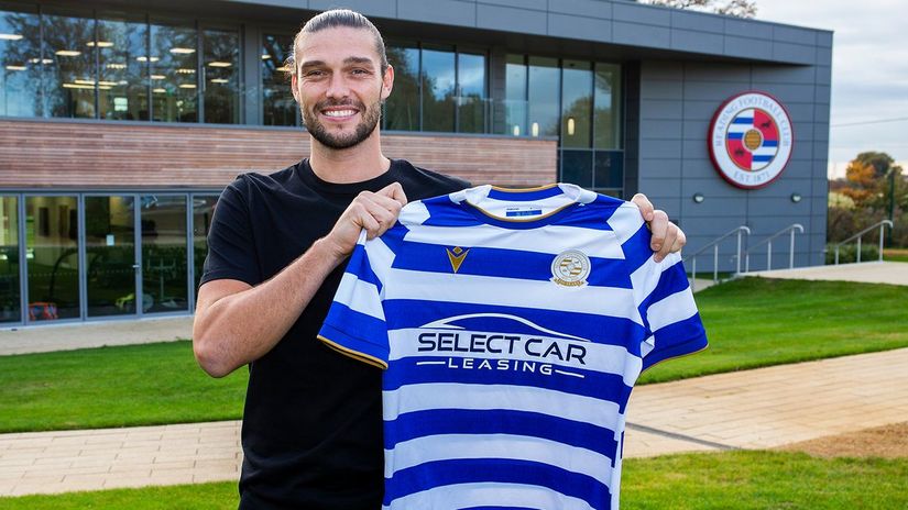 Andy Carroll with his new colours (©Reading FC)
